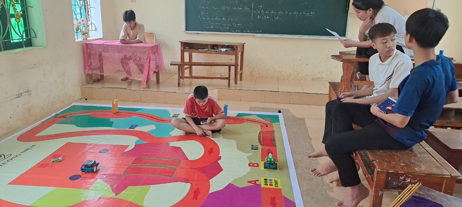 Học sinh Trường TH&amp;THCS Phú Lương được tiếp cận với bộ kit lập trình Microbit.