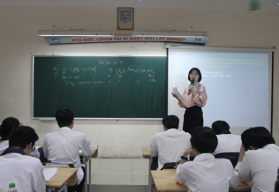 Giờ ôn tập môn Hóa học của cô trò Trường THPT Nguyễn Gia Thiều Giờ ôn tập môn Hóa học của cô trò Trường THPT Nguyễn Gia Thiều