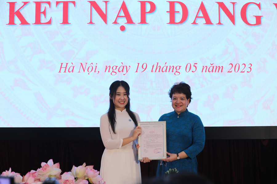 Chu Hoa Bảo Trâm nhận quyết định kết nạp Đảng. Chu Hoa Bảo Trâm nhận quyết định kết nạp Đảng.