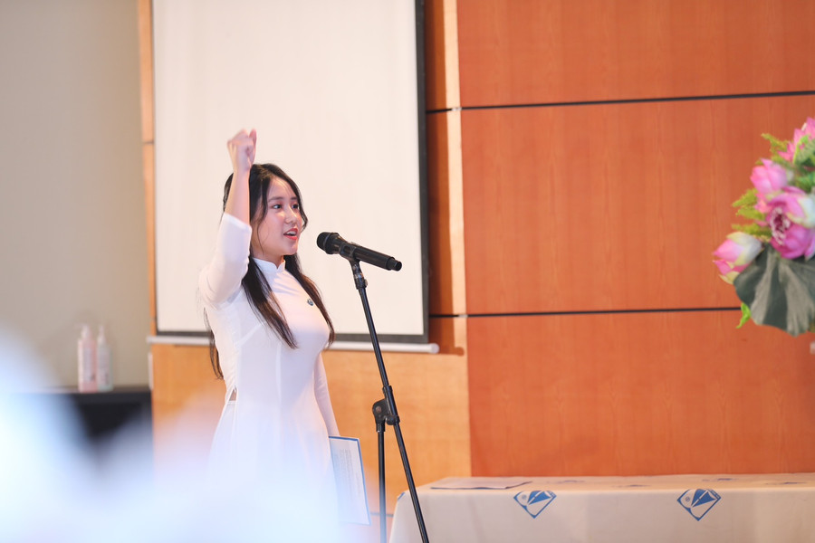 Đảng viên trẻ tuyên thệ trước cờ Đảng. Đảng viên trẻ tuyên thệ trước cờ Đảng.