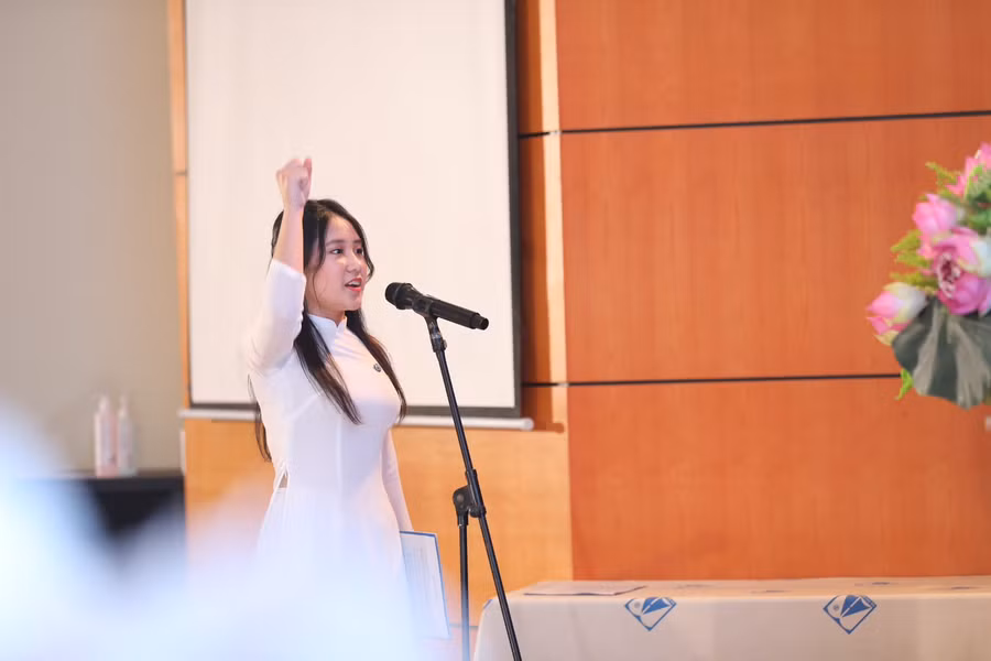 Đảng viên trẻ tuyên thệ trước cờ Đảng.