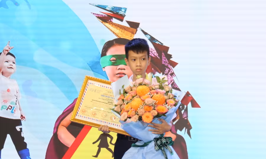 Nam sinh Đào Khương Duy giành Giải Nhất cuộc thi viết thư quốc tế UPU lần thứ 52.