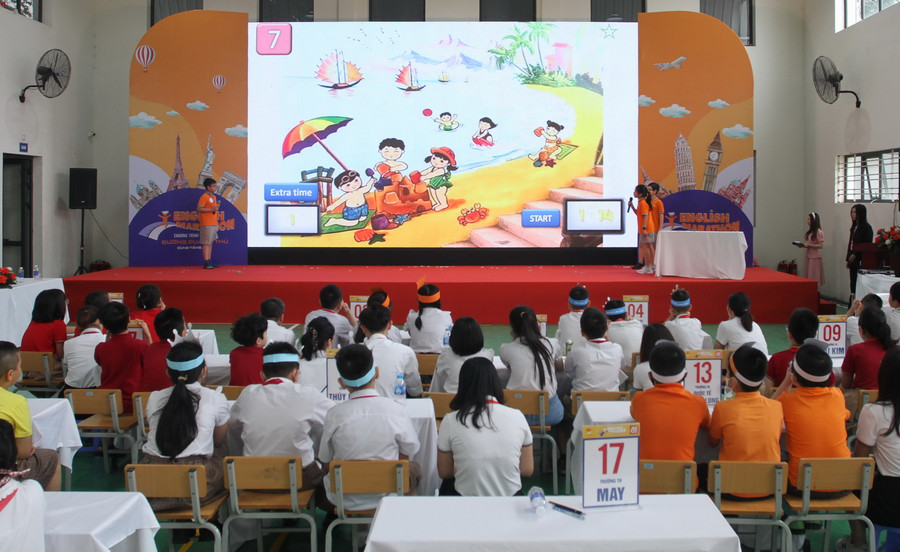 Các đội trình diễn phần thi Bản lĩnh đội chơi.