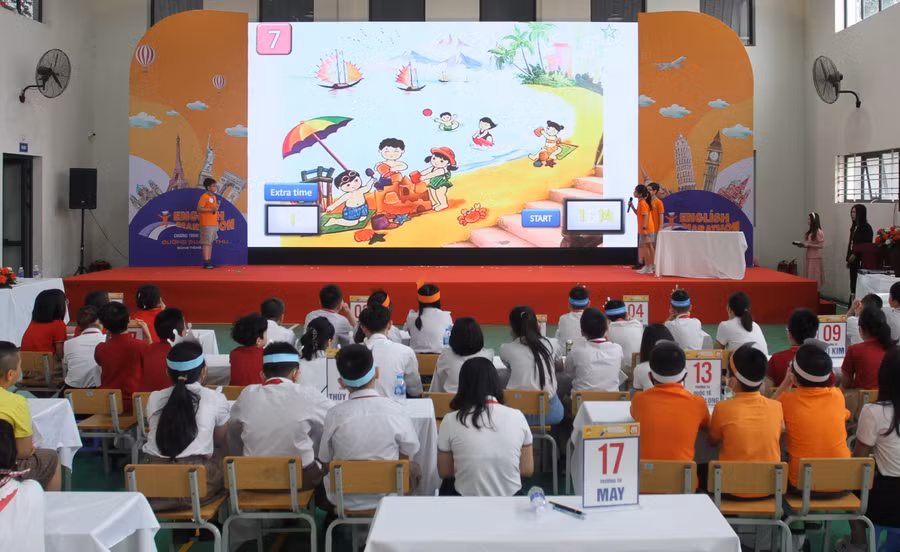 Các đội trình diễn phần thi Bản lĩnh đội chơi.