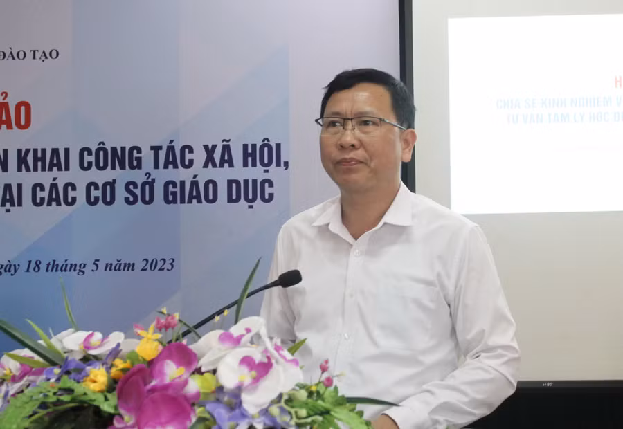Ông Trần Văn Đạt - Quyền Vụ trưởng Vụ Giáo dục Chính trị và Công tác học sinh, sinh viên (Bộ GD&amp;ĐT) phát biểu khai mạc hội thảo.