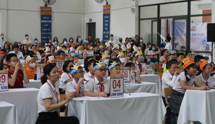 Hàng trăm học sinh tiểu học quận Hoàng Mai dự chương trình giao lưu tiếng Anh.