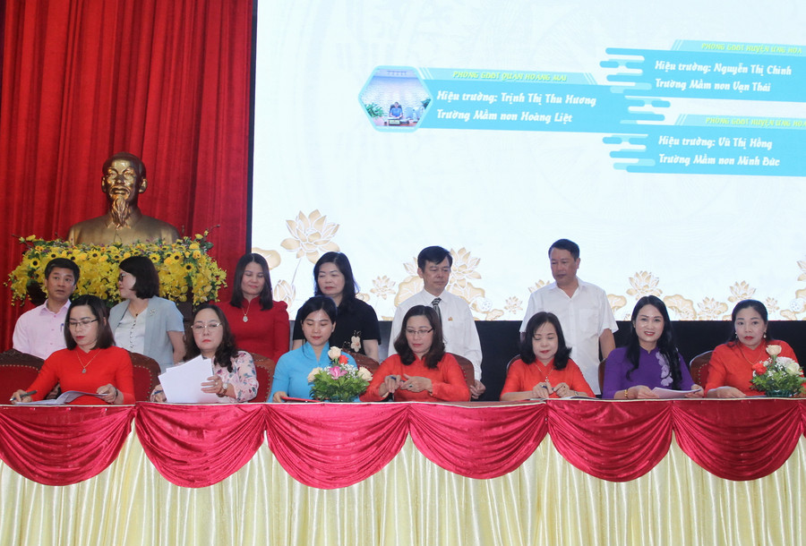 Các trường mầm non thực hiện nghi thức ký kết.
