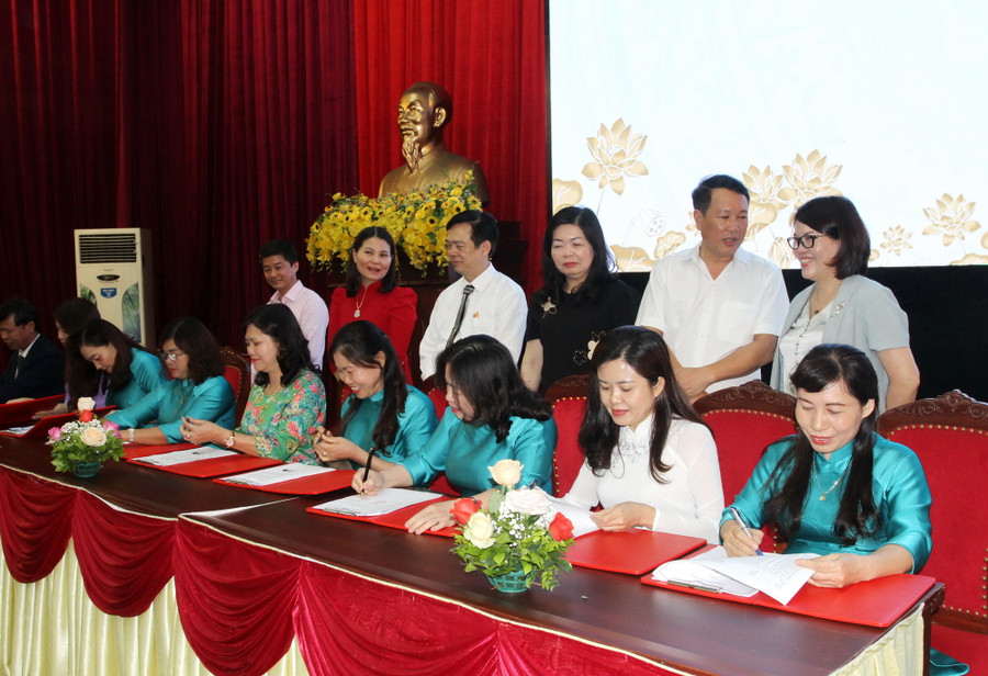 Các trường THCS thực hiện nghi thức ký kết.