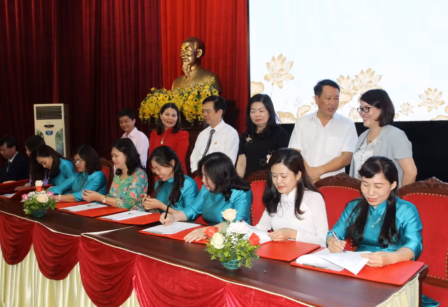 Các trường THCS thực hiện nghi thức ký kết.