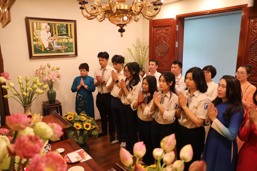 Giáo viên, học sinh Trường THPT chuyên Hà Nội - Amsterdam thắp hương tưởng nhớ Bác Hồ. Giáo viên, học sinh Trường THPT chuyên Hà Nội - Amsterdam thắp hương tưởng nhớ Bác Hồ.