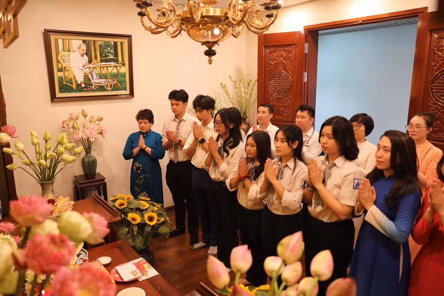 Giáo viên, học sinh Trường THPT chuyên Hà Nội - Amsterdam thắp hương tưởng nhớ Bác Hồ.