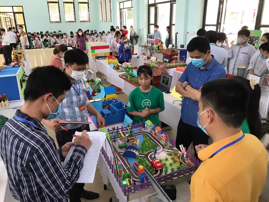 Trường TH&amp;THCS Phú Lương đã sử dụng các ứng dụng số để quản lí và lưu trữ thông tin.