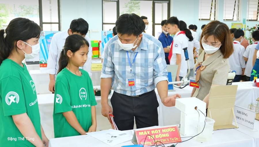 Thầy Bùi Minh Đức hướng dẫn học sinh thực hiện các dự án STEM.