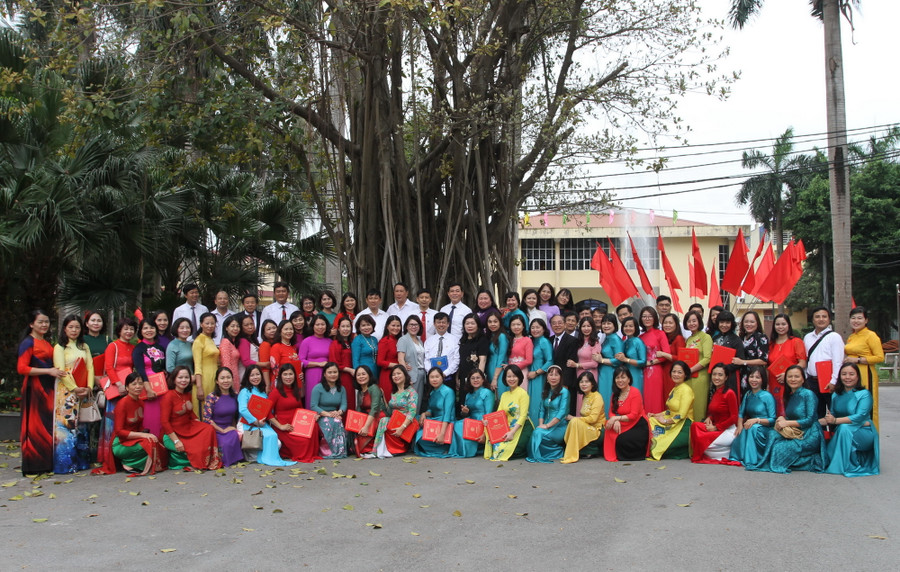 Các đại biểu chụp ảnh lưu niệm