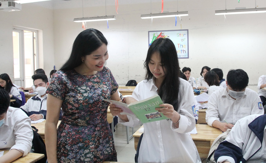 Cô Vũ Kim Phương, giáo viên Trường THPT Nguyễn Gia Thiều cho biết đến thời điểm này, học sinh đã được trang bị đủ kiến thức. Trong tháng tới, cô trò sẽ tập trung ôn thi, rèn luyện kĩ năng làm bài thi. Cô Vũ Kim Phương, giáo viên Trường THPT Nguyễn Gia Thiều cho biết đến thời điểm này, học sinh đã được trang bị đủ kiến thức. Trong tháng tới, cô trò sẽ tập trung ôn thi, rèn luyện kĩ năng làm bài thi.