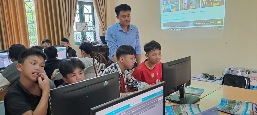 Thầy Bùi Minh Đức có nhiều sáng kiến trong dạy Tin học.