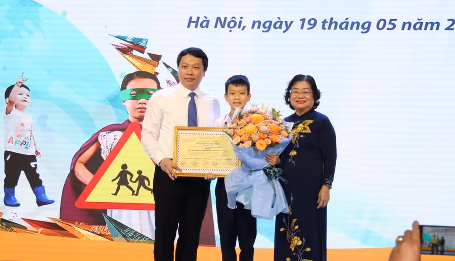 Ban tổ chức tặng bằng khen cho thí sinh giải Nhất.