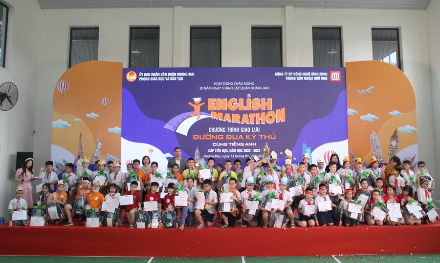 Các thí sinh chụp ảnh lưu niệm cùng Ban tổ chức.