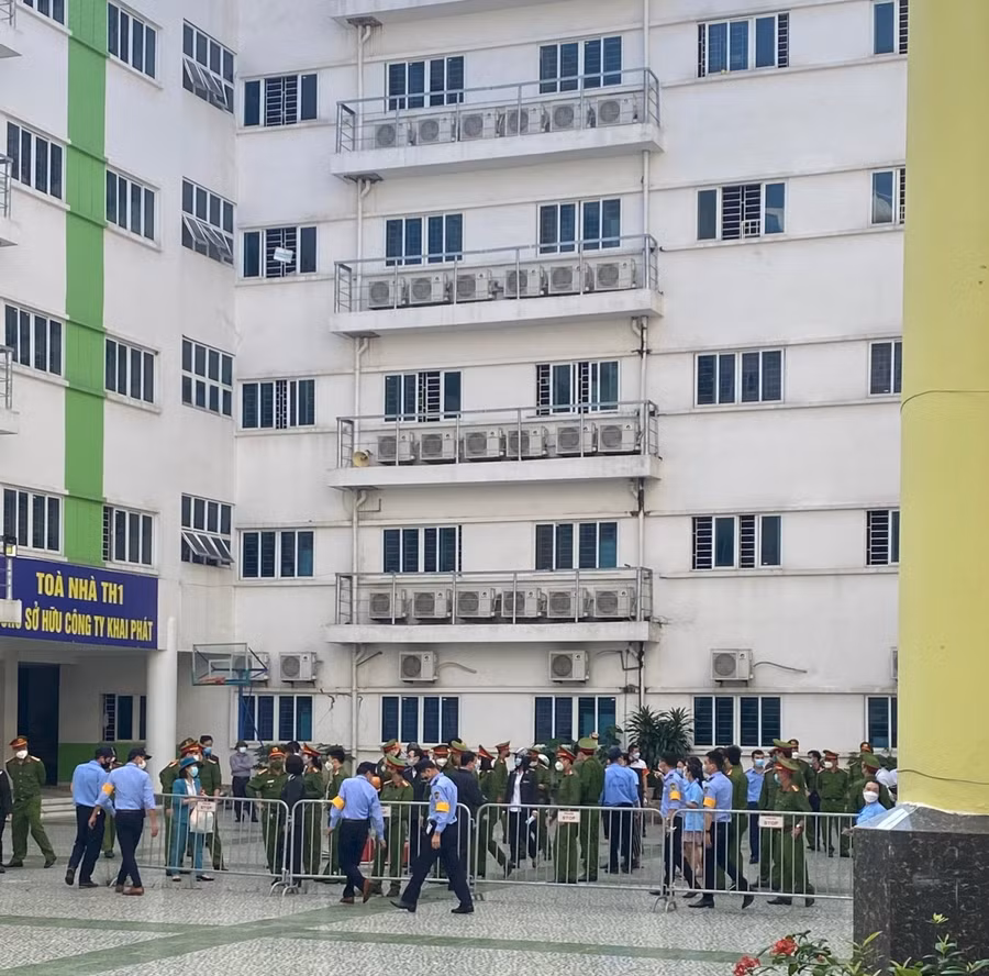 Tòa nhà TH1 đang bị lực lượng cưỡng chế lập hàng rào chăn 50% diện tích để giao cho Trường THCS và THPT Newton
