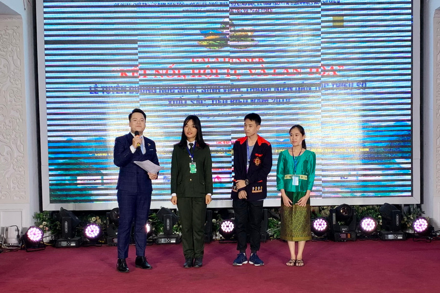 Các em học sinh chia sẻ về quá trình học tập, rèn luyện Các em học sinh chia sẻ về quá trình học tập, rèn luyện