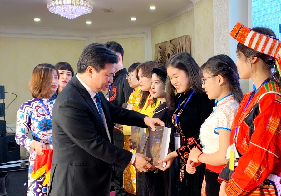 Thứ trưởng Nguyễn Hữu Độ tặng sách cho các em học sinh Thứ trưởng Nguyễn Hữu Độ tặng sách cho các em học sinh
