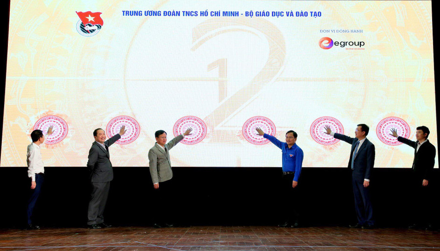 Các đại biểu thực hiện nghi thức bấm nút phát động cuộc thi Các đại biểu thực hiện nghi thức bấm nút phát động cuộc thi