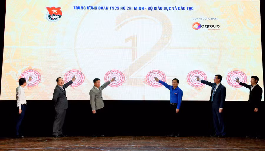 Các đại biểu thực hiện nghi thức bấm nút phát động cuộc thi