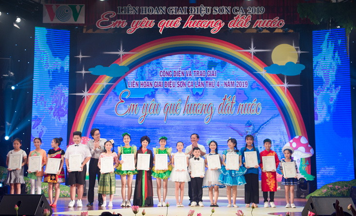 BTC trao giải Vàng cho các em thiếu nhi