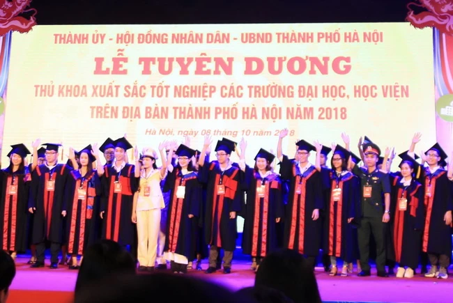 Hà Nội tuyên dương 88 thủ khoa đầu ra xuất sắc