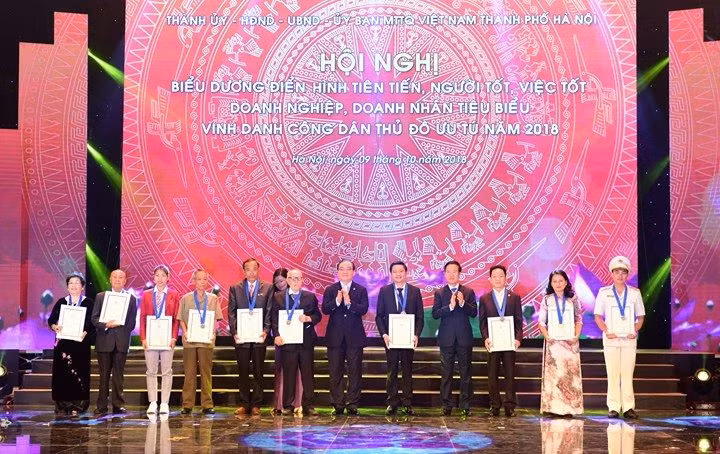 Trưởng ban Tuyên giáo Trung ương Võ Văn Thưởng và Bí thư Thành ủy Hoàng Trung Hải trao tặng Danh hiệu “Công dân Thủ đô ưu tú năm 2018” cho 10 cá nhân