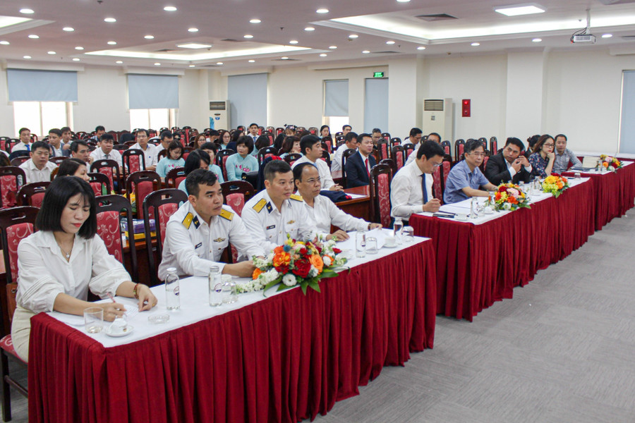 Đại biểu về dự lễ bế giảng và trao bằng tốt nghiệp lớp đại học vừa làm vừa học ngành Chính trị học chuyên ngành Quản lý hoạt động tư tưởng - văn hóa K40B. Đại biểu về dự lễ bế giảng và trao bằng tốt nghiệp lớp đại học vừa làm vừa học ngành Chính trị học chuyên ngành Quản lý hoạt động tư tưởng - văn hóa K40B.