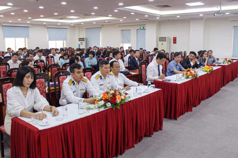 Đại biểu về dự lễ bế giảng và trao bằng tốt nghiệp lớp đại học vừa làm vừa học ngành Chính trị học chuyên ngành Quản lý hoạt động tư tưởng - văn hóa K40B.