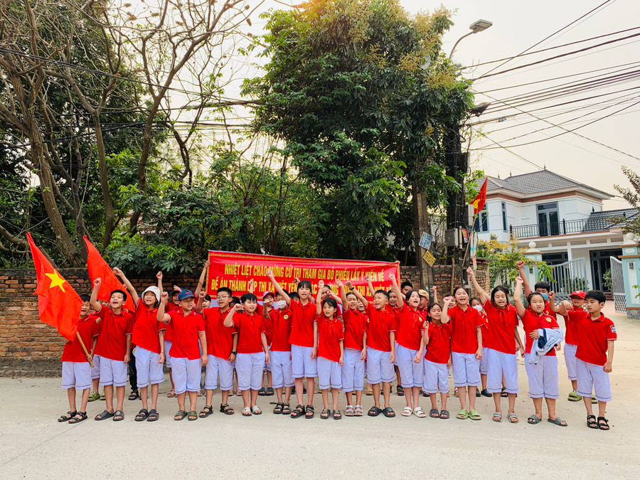 Học sinh hô vang khẩu hiệu chào mừng.