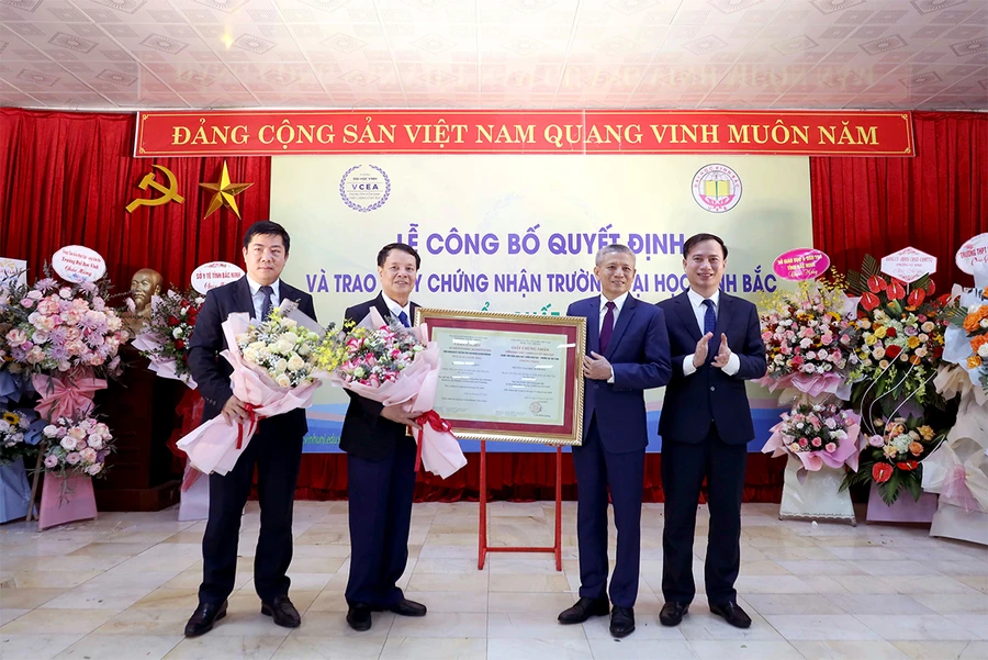 GS.TS Nguyễn Huy Bằng – Hiệu trưởng Trường Đại học Vinh cùng TS. Trần Đình Quang – Giám đốc Trung tâm KĐCL Trường Đại học Vinh trao Giấy chứng nhận kiểm định chất lượng cơ sở giáo dục cho Trường Đại học Kinh Bắc.