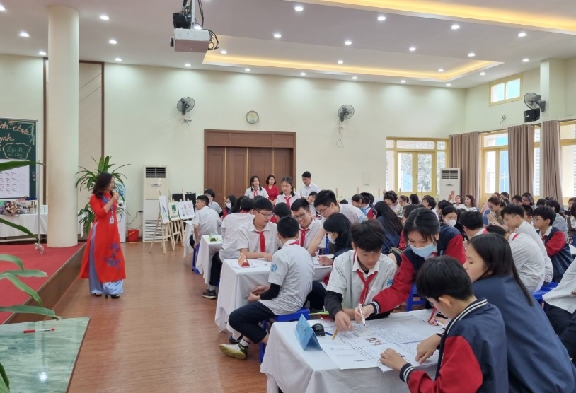 Giáo viên trang bị kiến thức bài giảng cho học sinh.