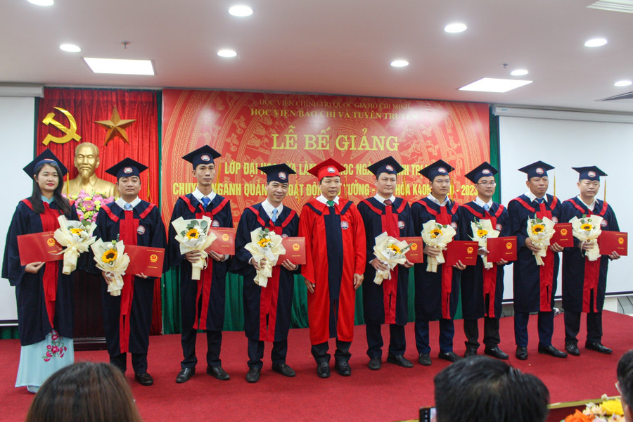 TS Lương Ngọc Vĩnh - Trưởng khoa Tuyên truyền trao bằng tốt nghiệp và chụp ảnh lưu niệm với các học viên. TS Lương Ngọc Vĩnh - Trưởng khoa Tuyên truyền trao bằng tốt nghiệp và chụp ảnh lưu niệm với các học viên.