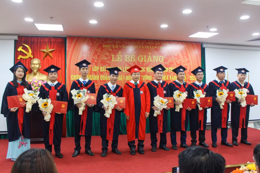 TS Lương Ngọc Vĩnh - Trưởng khoa Tuyên truyền trao bằng tốt nghiệp và chụp ảnh lưu niệm với các học viên.