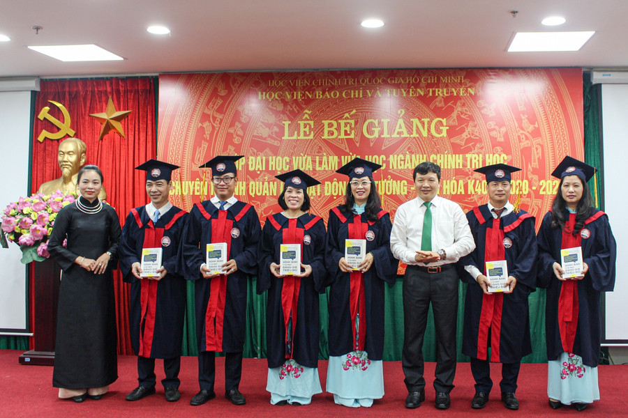 TS. Lương Ngọc Vĩnh - Trưởng khoa Tuyên truyền và TS Vũ Hoài Phương khen thưởng các học viên đạt thành tích cao trong học tập. TS. Lương Ngọc Vĩnh - Trưởng khoa Tuyên truyền và TS Vũ Hoài Phương khen thưởng các học viên đạt thành tích cao trong học tập.