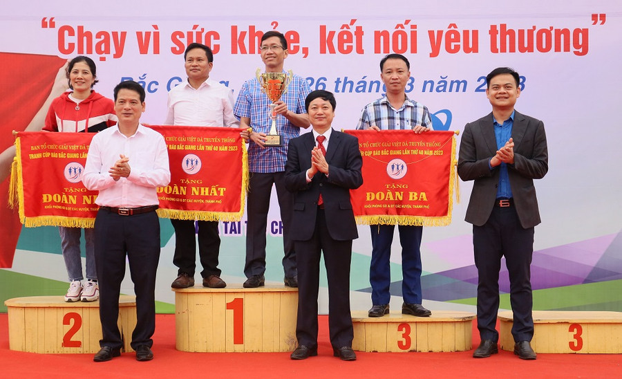 Ban tổ chức trao giải toàn đoàn khối Phòng GD&ĐT các huyện, thành phố (Ảnh BBG).