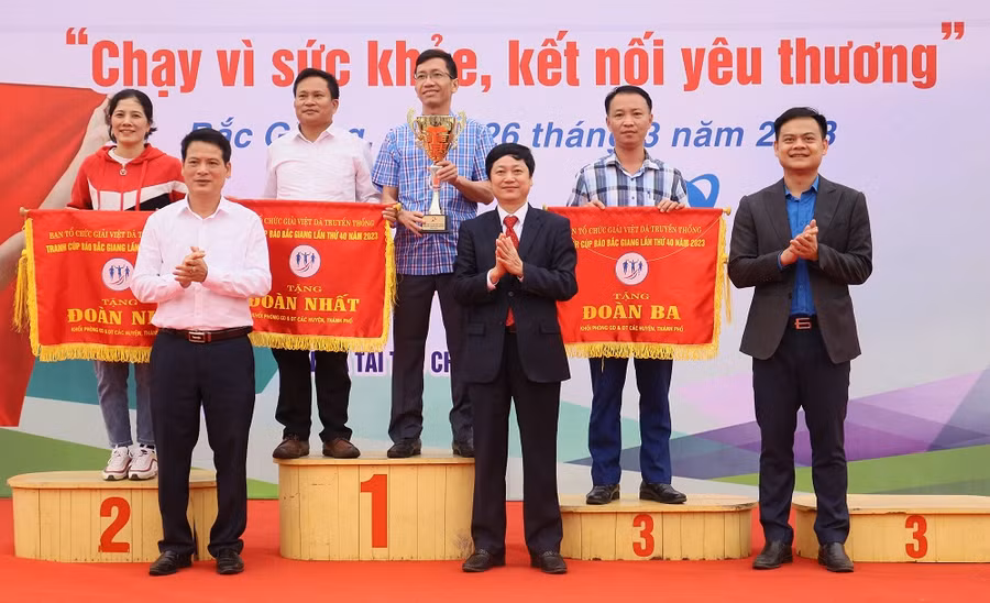 Ban tổ chức trao giải toàn đoàn khối Phòng GD&ĐT các huyện, thành phố (Ảnh BBG).