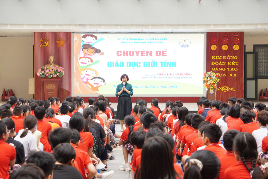 Chuyên gia Phan Thị Lan Hương - Giám đốc Trung tâm Nghiên cứu Quyền trẻ em chia sẻ với học sinh. Chuyên gia Phan Thị Lan Hương - Giám đốc Trung tâm Nghiên cứu Quyền trẻ em chia sẻ với học sinh.