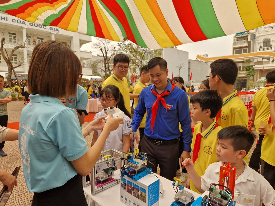 Đại biểu thăm quan mô hình STEM của học sinh. Đại biểu thăm quan mô hình STEM của học sinh.