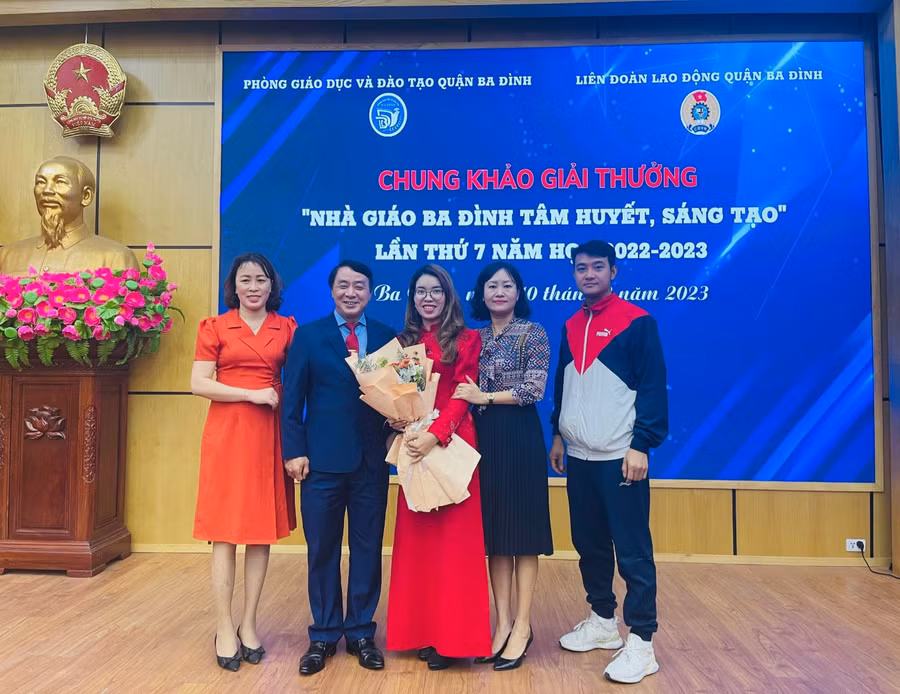 Cô Lê Thị Lan (đứng giữa) tham dự vòng chung khảo giải thưởng "Nhà giáo Ba Đình tâm huyết, sáng tạo" lần thứ 7 năm học 2022 -2023.