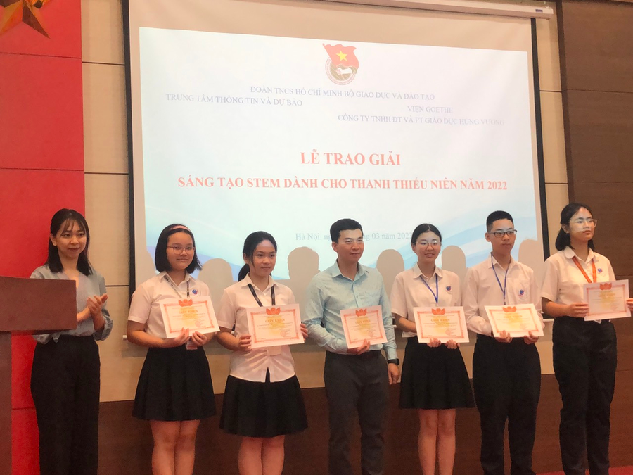 Bà Võ Trà My, Đại diện Viện GOETHE trao giấy khen cho đội đoạt giải Nhì của cuộc thi. Bà Võ Trà My, Đại diện Viện GOETHE trao giấy khen cho đội đoạt giải Nhì của cuộc thi.