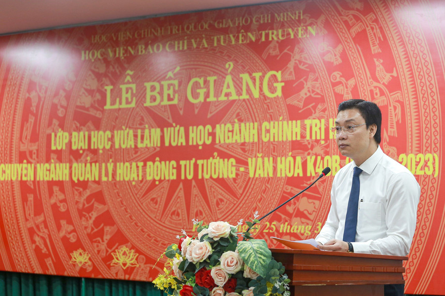 PGS,TS Trần Thanh Giang - Phó Giám đốc Học viện BC&TT chúc mừng các học viên trong lễ bế giảng. PGS,TS Trần Thanh Giang - Phó Giám đốc Học viện BC&TT chúc mừng các học viên trong lễ bế giảng.