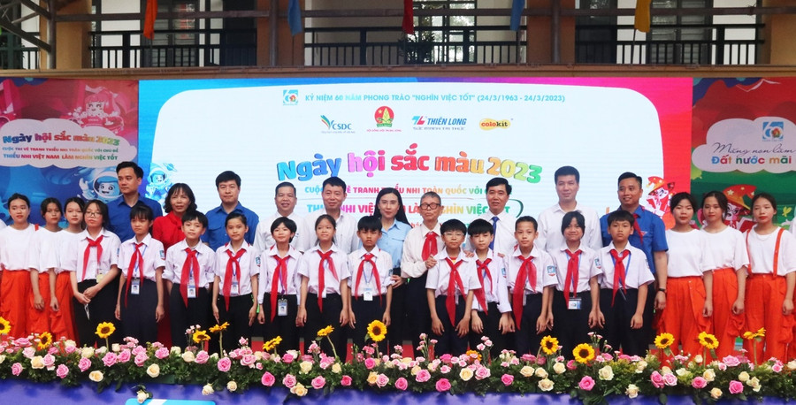 Lãnh đạo Trung ương Đoàn, Hội đồng Đội Trung ương, tỉnh Bắc Ninh chụp ảnh lưu niệm với thầy và trò Trường THCS Tam Sơn.