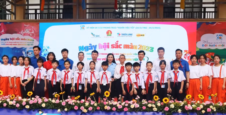 Lãnh đạo Trung ương Đoàn, Hội đồng Đội Trung ương, tỉnh Bắc Ninh chụp ảnh lưu niệm với thầy và trò Trường THCS Tam Sơn.