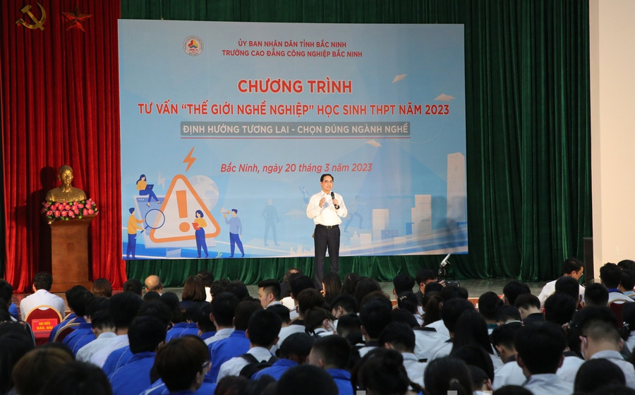 Đại diện Trường Cao đẳng Công nghiệp Bắc Ninh trao đổi, chia sẻ với các em học sinh. Đại diện Trường Cao đẳng Công nghiệp Bắc Ninh trao đổi, chia sẻ với các em học sinh.