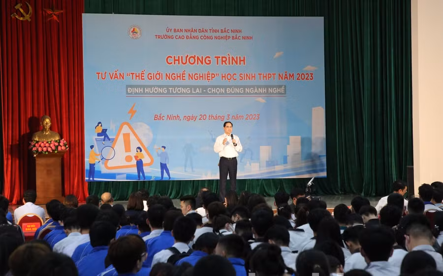 Đại diện Trường Cao đẳng Công nghiệp Bắc Ninh trao đổi, chia sẻ với các em học sinh.