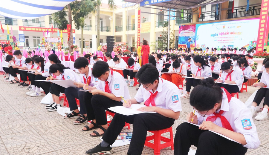 Học sinh Trường THCS Tam Sơn tham gia vẽ tranh tại Ngày hội.